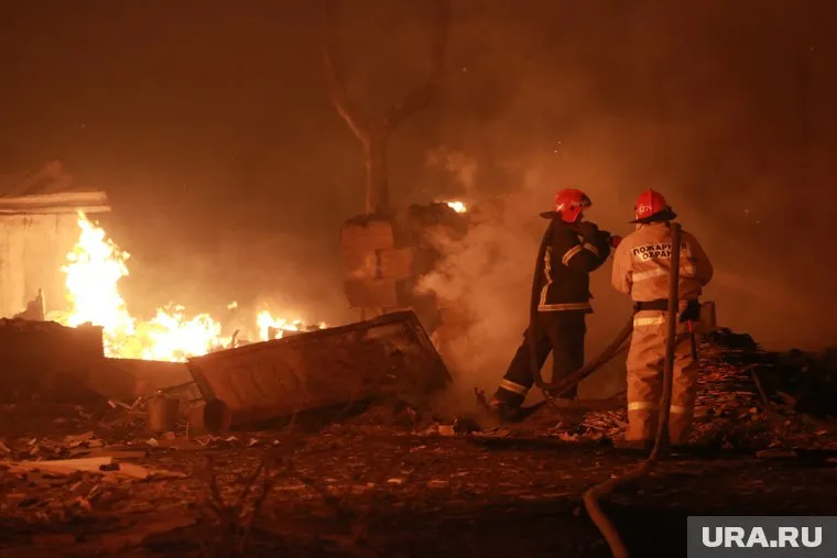 Пожарные ликвидировали возгорание на НПЗ, заявил Андрей Бочаров (архивное фото)