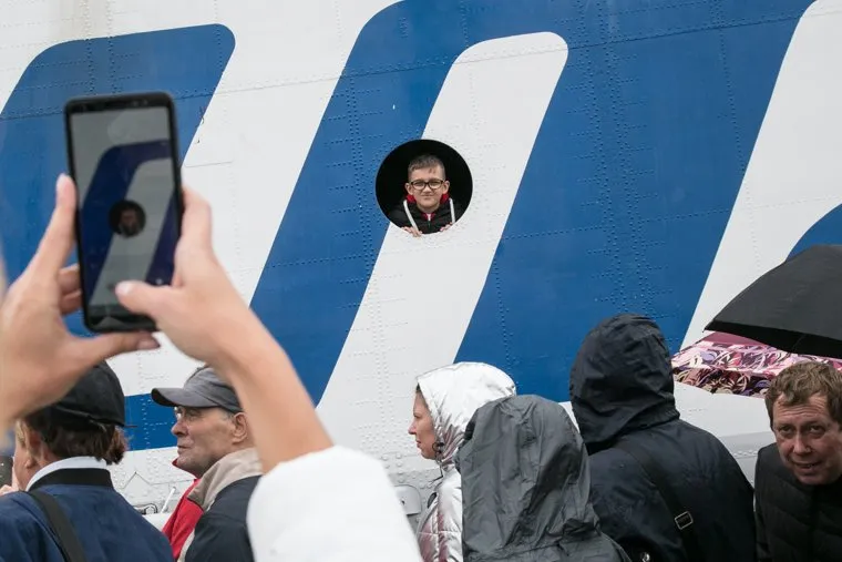 Авиашоу в аэропорту Плеханово, Тюмень, авиашоу, дети, снимает на телефон, urair, мобильный, ребенок