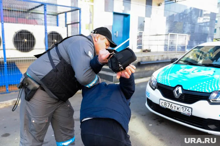 Таможенник, ставший свидетелем инцидента, пришел на помощь девушке