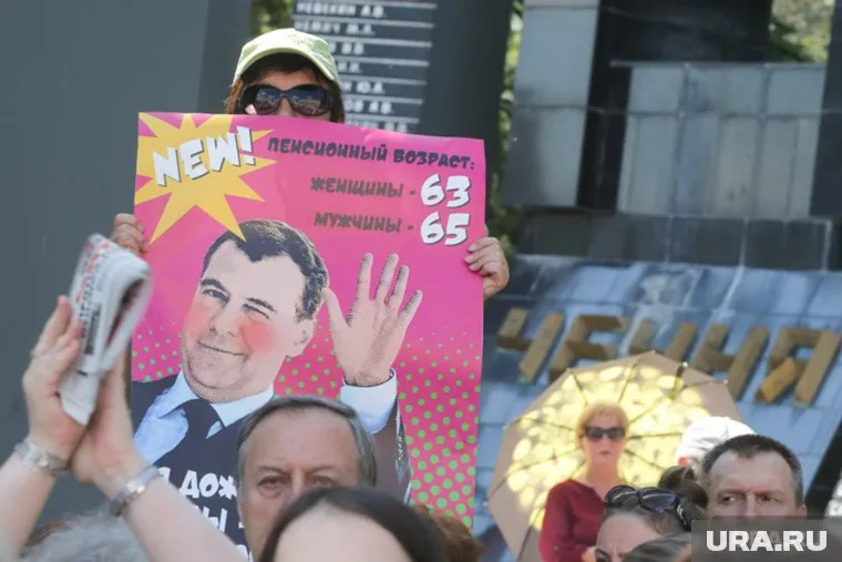 Медведев надеется избежать падения рейтинга и стать преемником Путина в 2024 году