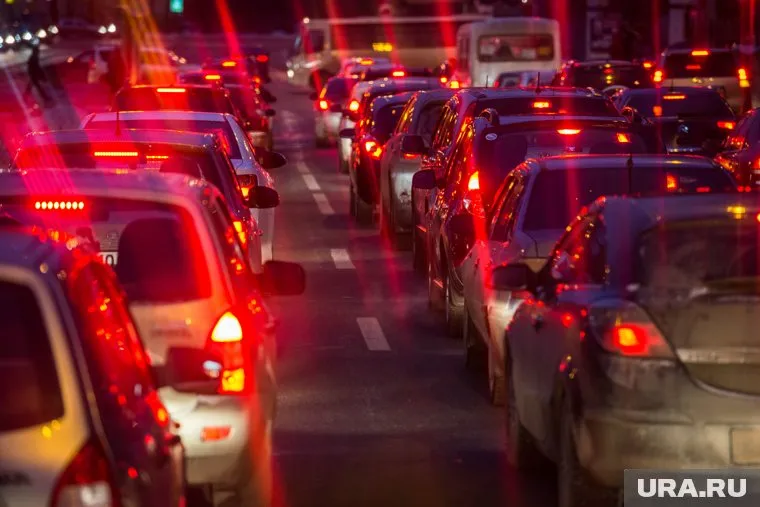 Автомобилей слишком много из-за несовершенной системы общественного транспорта