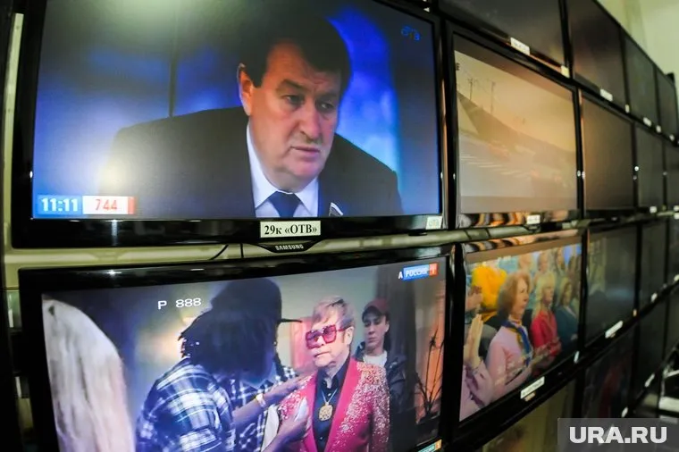 Элтон Джон восстанавливается у себя дома