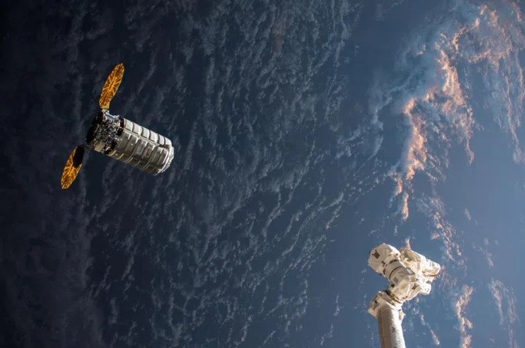 Объект движется по околоземной орбите