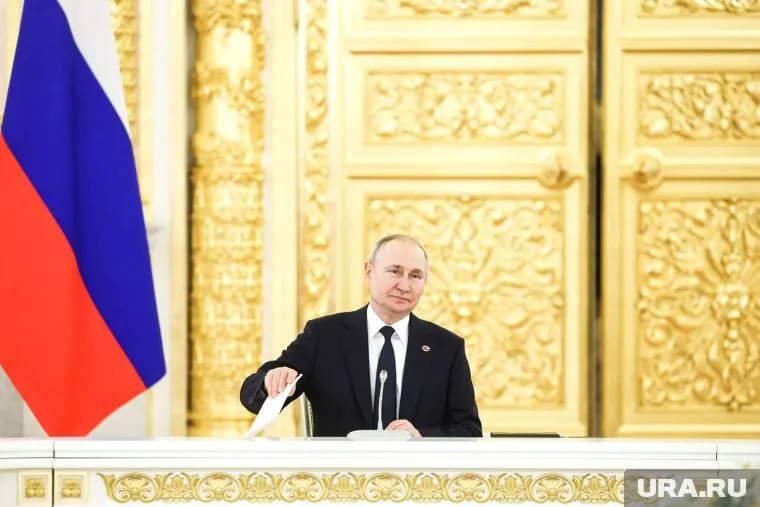 Путин заслушал доклад Лапина о ситуации на фронте, передает пресс-служба Кремля