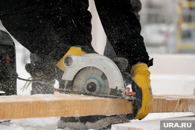 Пенсионер из ХМАО отрезал руку болгаркой, когда пилил дрова