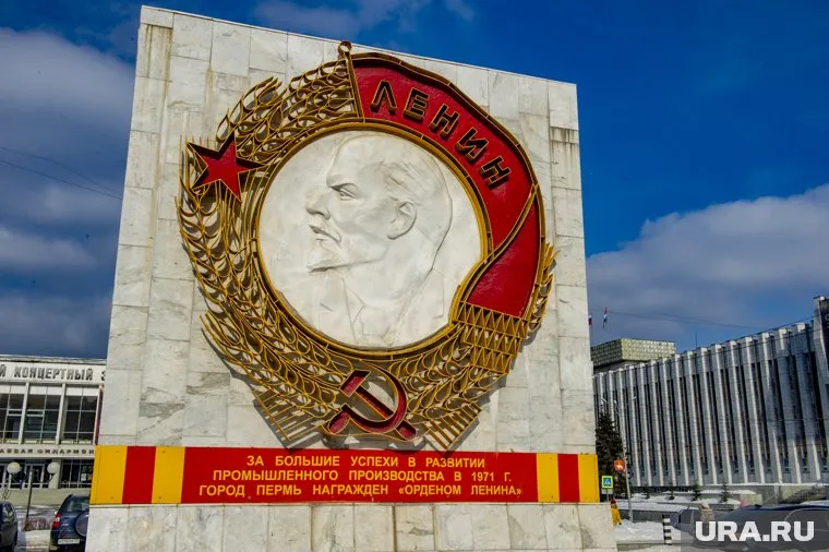 В Киеве со стелы на проспекте Победы демонтировали орден Ленина