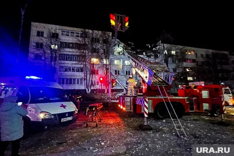 Под завалами были найдены и спасены два подростка и мужчина