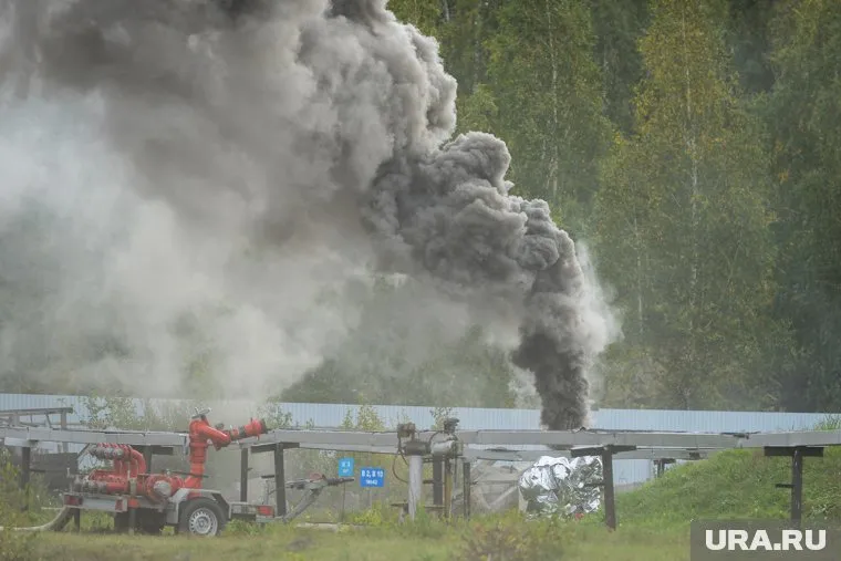 Черный столб дыма над газовой трубой поднялся в Кургане (архивное фото)
