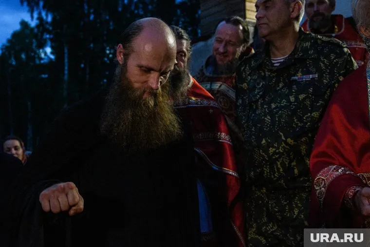 Представляя монаха Силуана, отец Сергий просил его показать свои руки