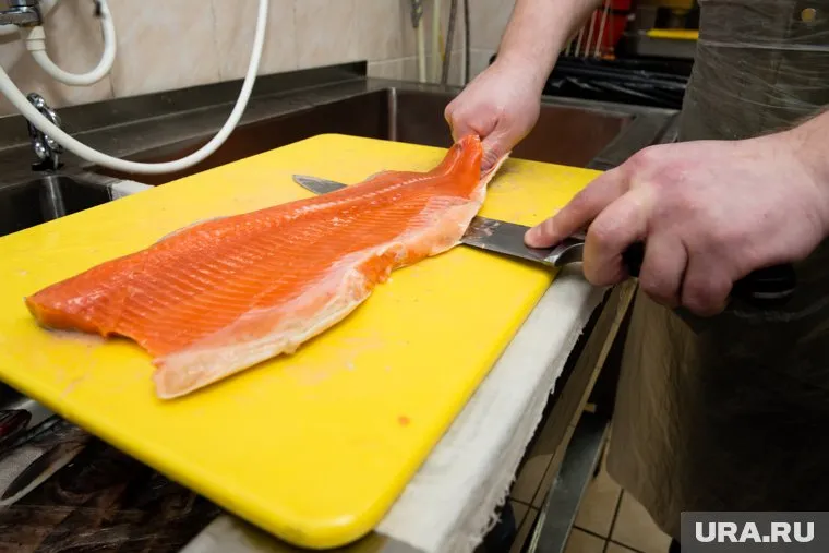В Челябинске уничтожили 905 килограммов небезопасной лососевой продукции