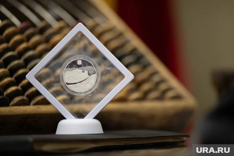 Серебряные монеты находятся в специальных защитных капсулах