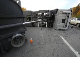 На тюменской трассе из-за столкновения трех фур ограничили движение