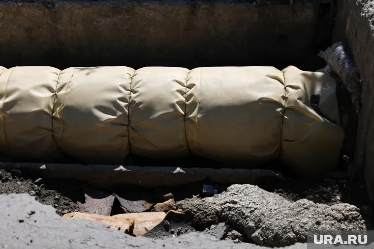 Автомобиль вылетел с дороги и оказался под трубами теплотрассы