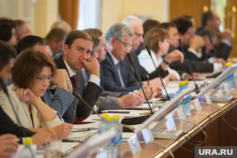 В профессиональную "нечистоплотность" экс-министра Сидоренко (сидит, подперев лицо) его коллеги пока не верят