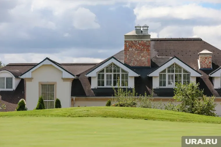 По цене культового автомобиля Lamborghini Urus S 2023 года в городе можно купить двухэтажный дом