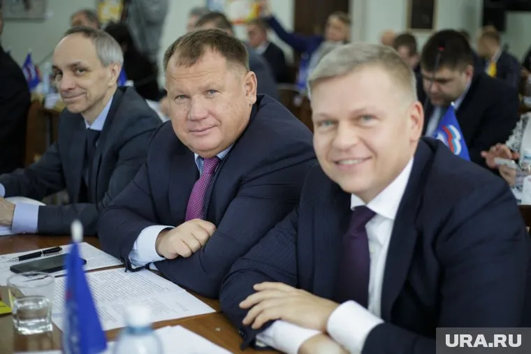 Официального мэра Перми Алексея Демкина (справа) подвел неофициальный мэр Владимир Плотников (в центре)