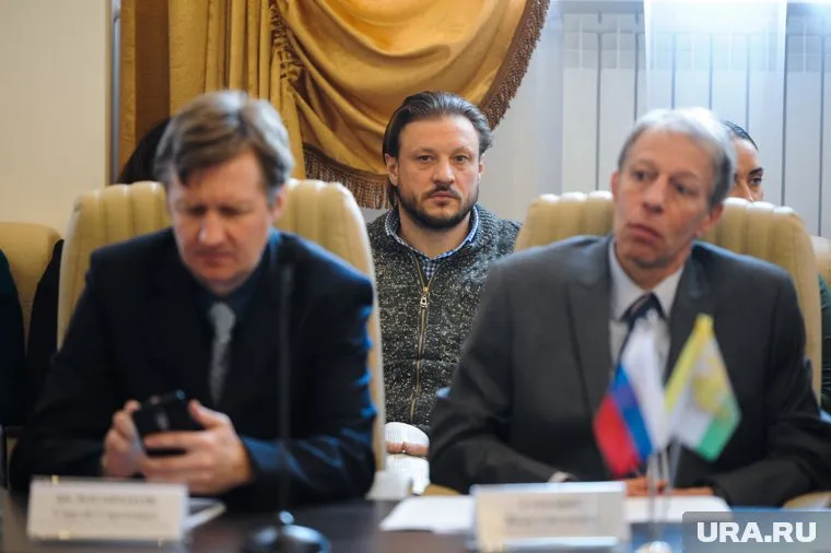 Есть версия, что провокацию против Сергея Белогорохова (слева) организовал Николай Сандаков (в центре)