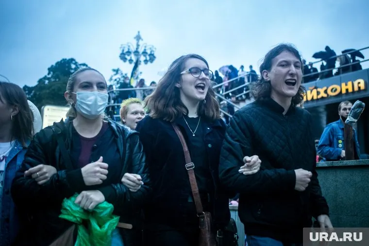 Молодежь, игнорируя маски, становится основным разносчиком вируса