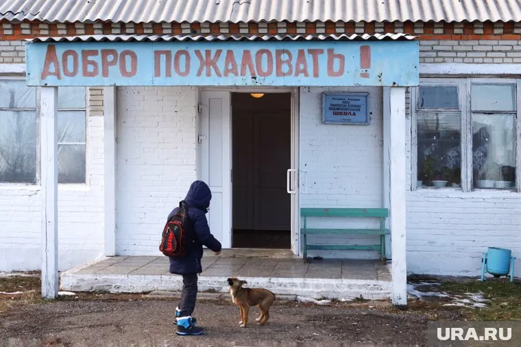 Директора курганской школы хотят уволить, но местное население против