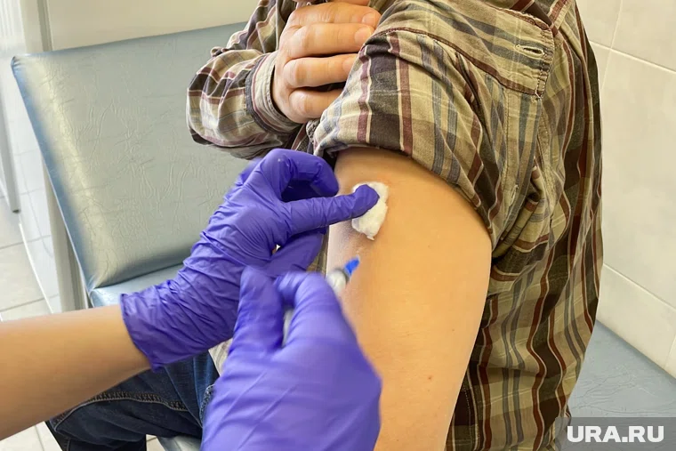 Поставить прививку можно в поликлинике, к которой прикреплен человек