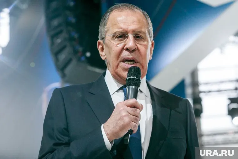 Сергей Лавров выразил уверенность в том, что война в Донбассе может разрушить Украину