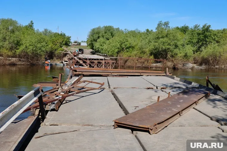 Мост у деревни Утятское в Кетовском округе был разрушен весной 2024 года (архивное фото)