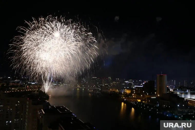 В Екатеринбурге запустили главный салют на День города
