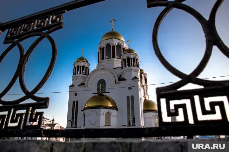 Олегу Артемьеву в свою очередь вручили медаль святой великомученицы Екатерины