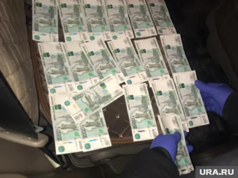 Деньги ему передали в автомобиле, который находился под контролем силовиков