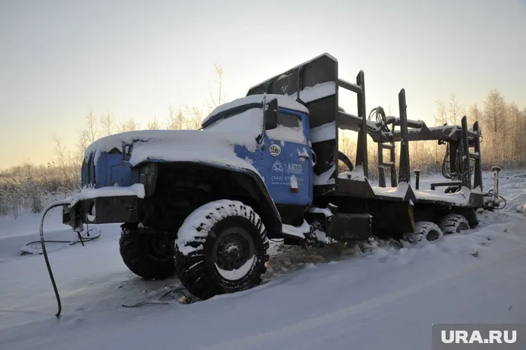 Лед может не выдержать тяжести грузовика (архивное фото)