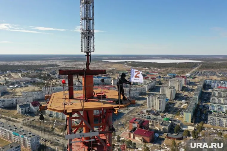 Флаг с символом Z водрузили на высоте 127 метров