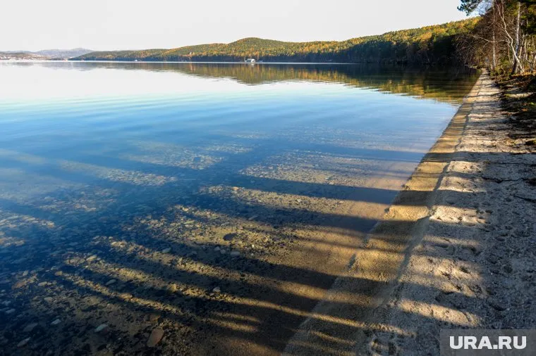 База отдыха расположена на первой линии озера Большой Еланчик