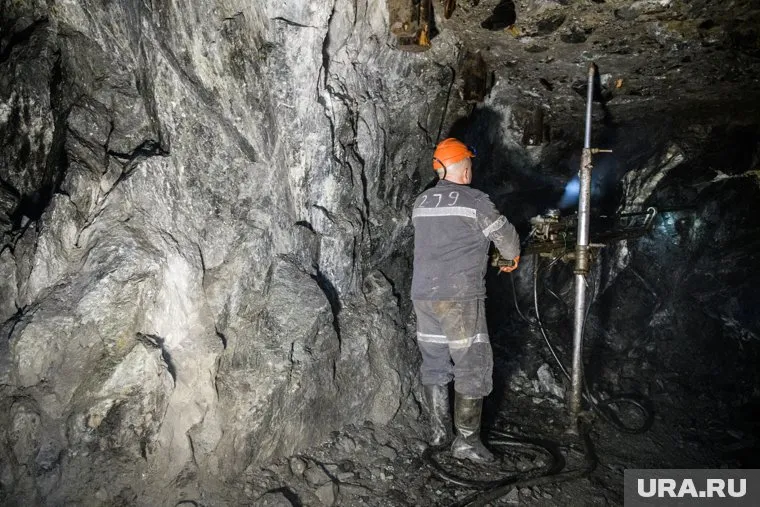 По предварительным данным, 46 шахтеров уже выведены на поверхность