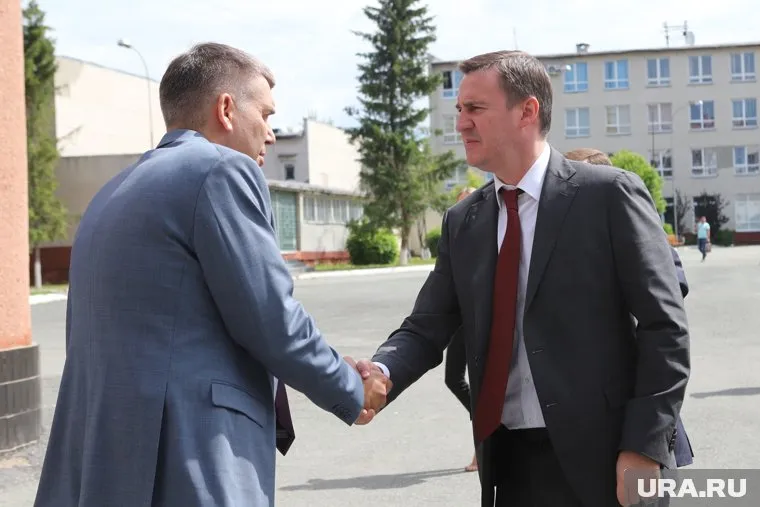 Дмитрия Патрушева (справа) встречал врио ректора Курганской сельхозакадемии Роман Скиндерев