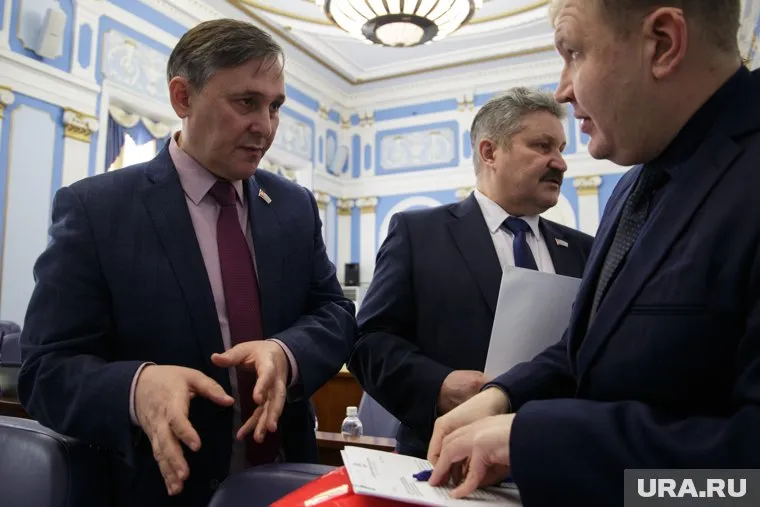 Олег Бурдин (слева) сомневается, хватит ли денег на оснащение школы