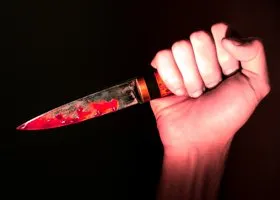 Тюменка ударила ножом мужчину, потому что он ей мешал отдохнуть