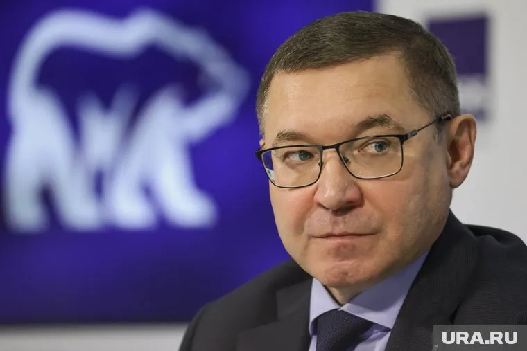 Якушев в Ханты-Мансийске вручил 14-тысячную карту жене участника СВО
