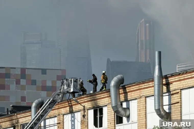 Административное здание загорелось в центре Москвы