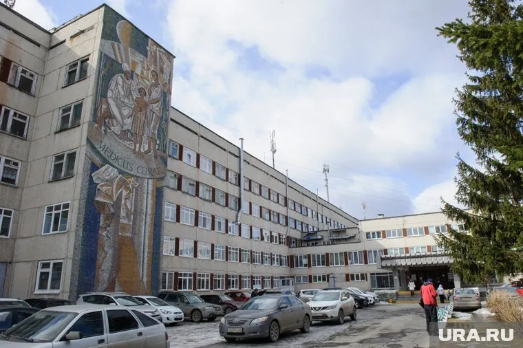Женщина с ребенком едва не погибли в больничном лифте