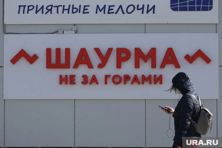 При выходе на улицу пермяки обязаны надевать маску и перчатки