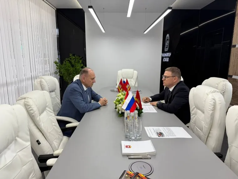 Алексей Текслер (справа) обсудил с Дмитрием Пумпянским сотрудничество свердловского и челябинского бизнес-сообществ