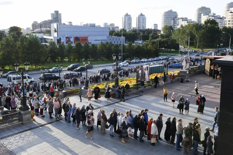 Очередь у Храма на крови к мощам. Екатеринбург