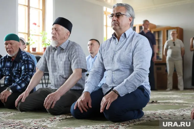 Василь Шайхразиев посетил село Юлдус, чтобы поздравить имама мечети с золотой свадьбой