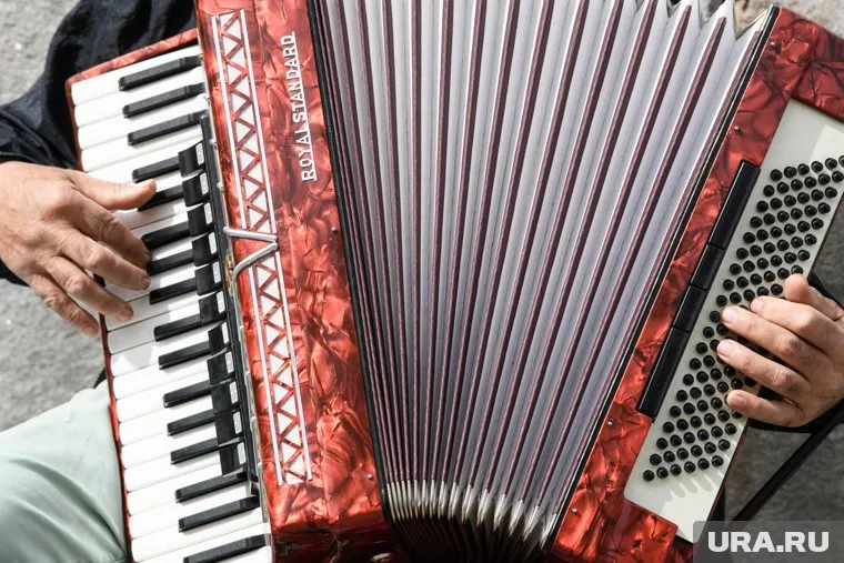 На каких музыкальных инструментах играют чиновники ХМАО