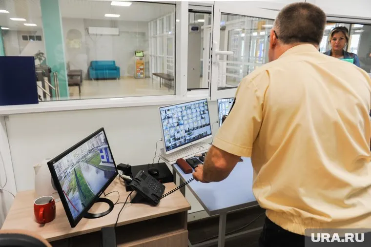 В обязанности сотрудников будет входить охрана учащихся, педагогов и персонала учебного заведения от противоправных действий