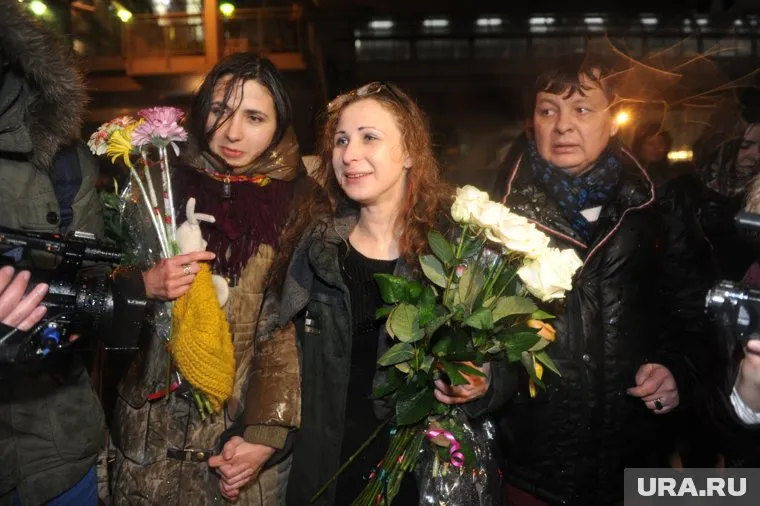Причины задержания участниц панк-группы пока неизвестны (в центре — одна из задержанных Мария Алехина)
