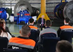 Путин: российская промышленность развивается, несмотря на давление