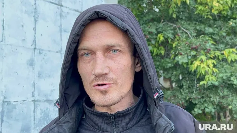 Мужчина раздавлен горем. За месяц до убийства дочери он потерял жену — она умерла от болезни