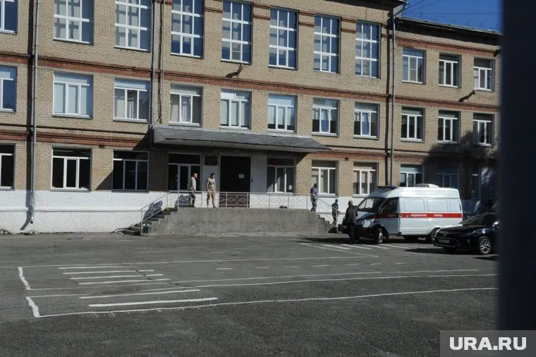 Челябинец пришел в школу с ножом и молотком и напал на одноклассников