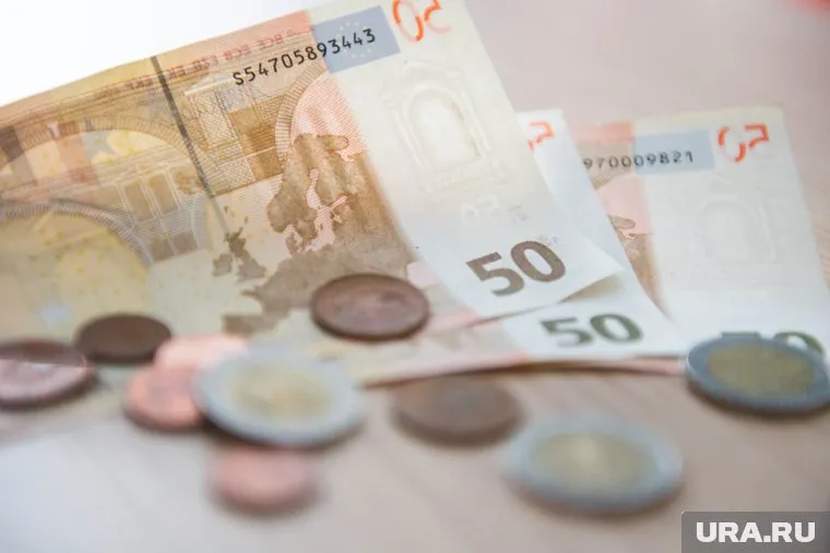 Евро подешевел с 100,6 рубля до 99,4